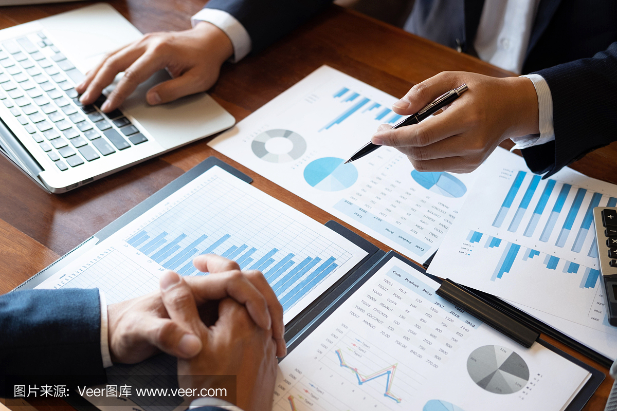 專業(yè)的商業(yè)合作伙伴團(tuán)隊從會議討論到演講策劃投資項目工作分析和商業(yè)策略與合作伙伴公司進(jìn)行對話